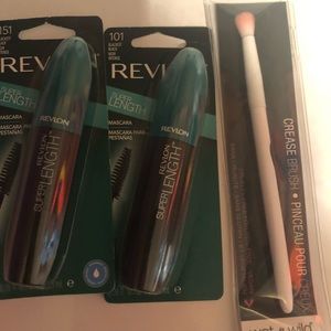 Two máscaras one eyeshadow brush